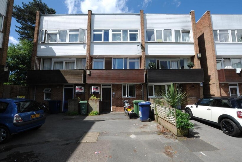 Horwood Close 6 bed house to rent - £4,675 pcm (£1,079 pw)