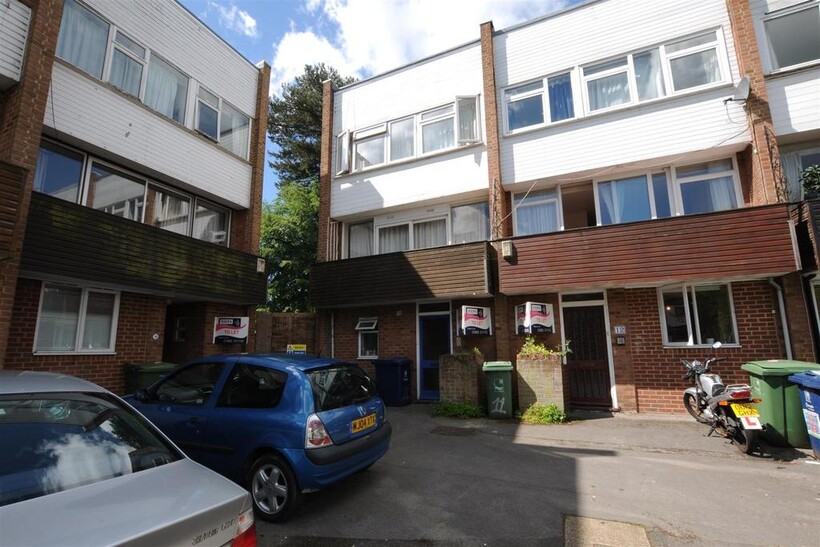 Horwood Close 6 bed house to rent - £4,675 pcm (£1,079 pw)