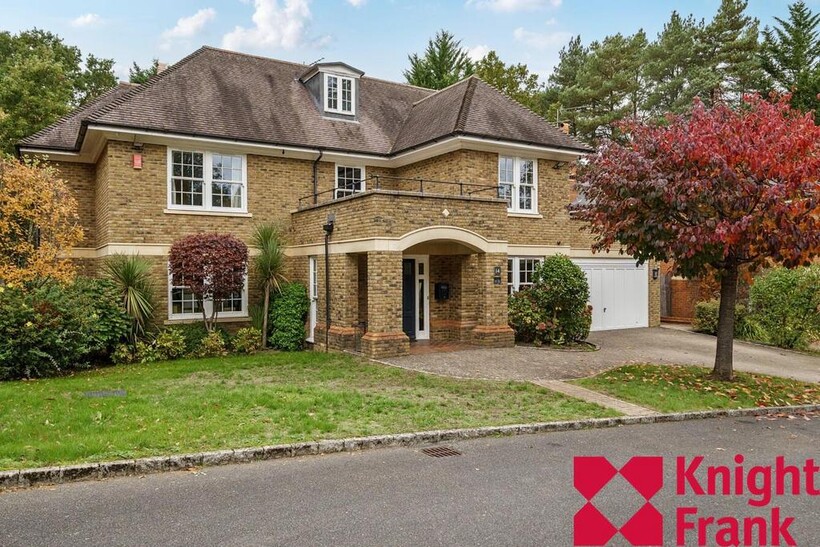 Llanvair Close, Ascot, Berkshire, SL5 5 bed detached house to rent - £8,500 pcm (£1,962 pw)