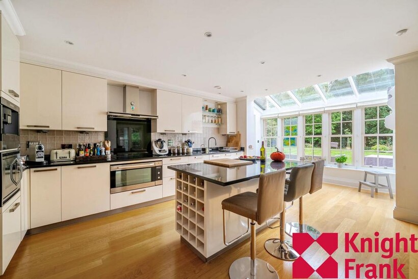 Llanvair Close, Ascot, Berkshire, SL5 5 bed detached house to rent - £8,500 pcm (£1,962 pw)