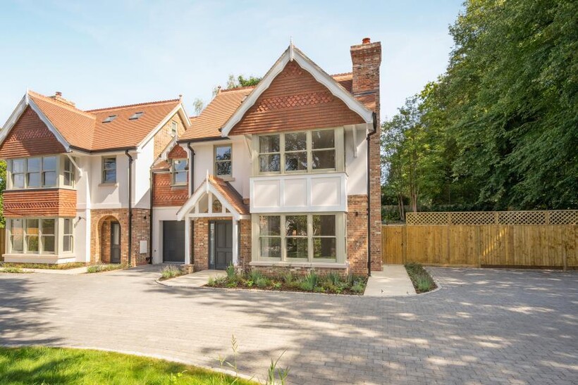 Beech Hill Road, Sunningdale, SL5 0BN 4 bed link detached house to rent - £5,950 pcm (£1,373 pw)