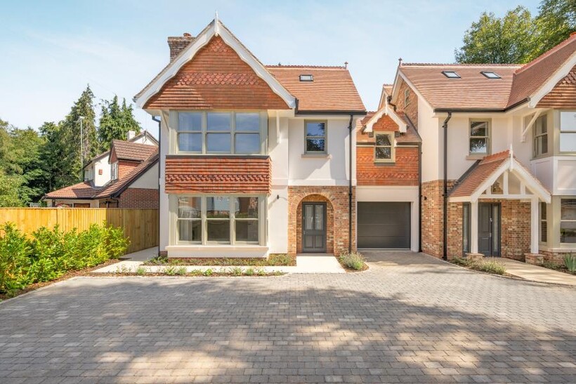 Beech Hill Road, Ascot SL5 0BN 5 bed link detached house to rent - £6,250 pcm (£1,442 pw)