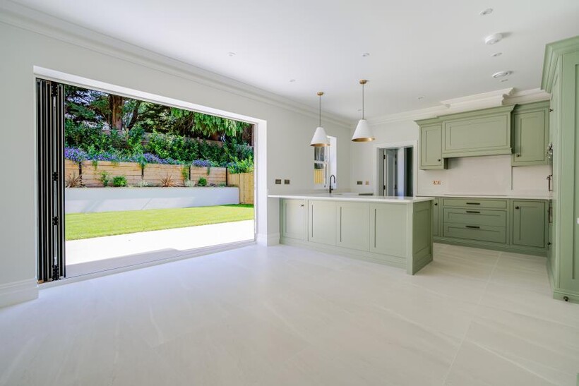 Beech Hill Road, Ascot SL5 0BN 5 bed link detached house to rent - £6,250 pcm (£1,442 pw)