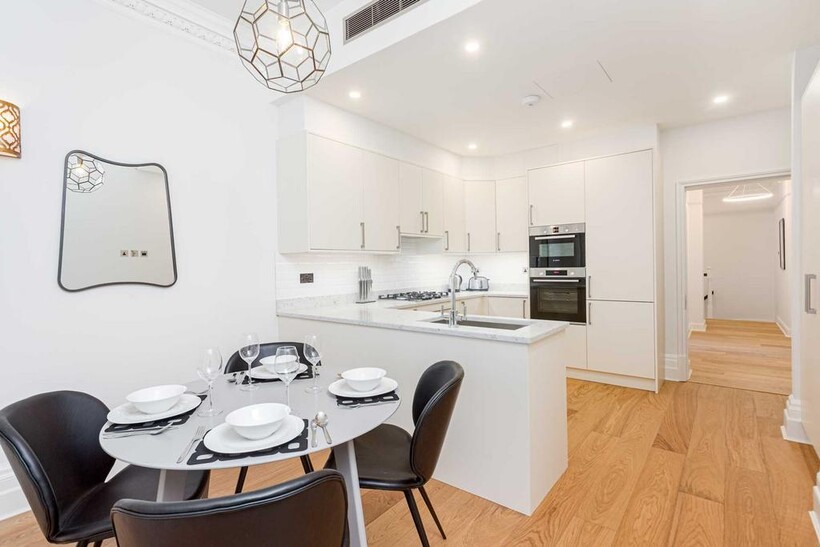 Park Street, Mayfair, W1 2 bed flat to rent - £9,533 pcm (£2,200 pw)