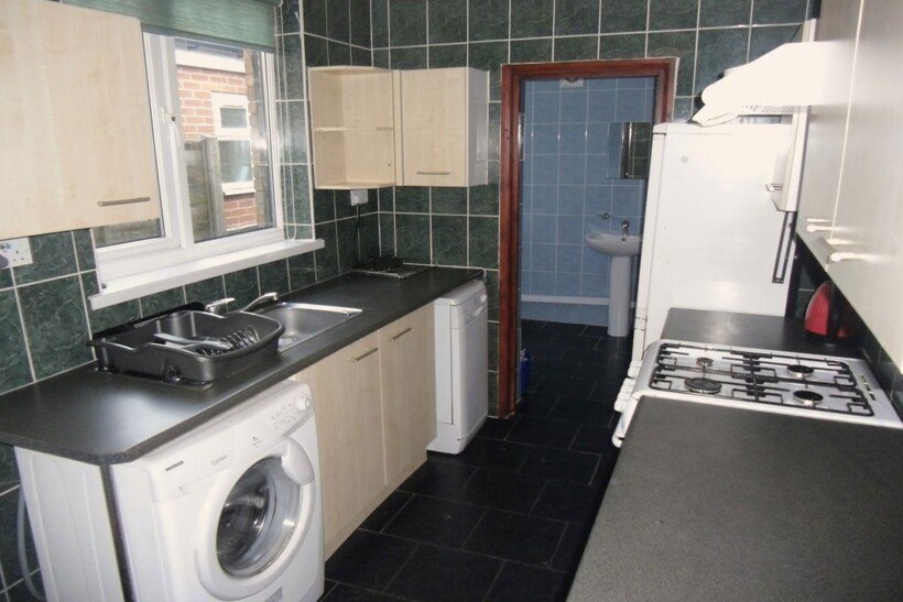 268 Hubert Road, B29 6EP 4 bed house to rent - £1,647 pcm (£380 pw)