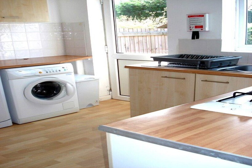 130 Poole Crescent, B17 0PD 3 bed house to rent - £1,170 pcm (£270 pw)