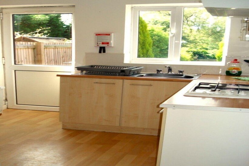 130 Poole Crescent, B17 0PD 3 bed house to rent - £1,170 pcm (£270 pw)