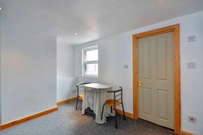 Rostella Road, Tooting, London, SW17 1 bed flat to rent - £1,170 pcm (£270 pw)