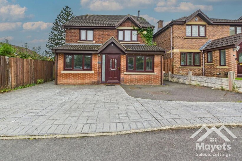 Royal Oak Avenue, Blackburn. Lancs.... 5 bed detached house to rent - £1,450 pcm (£335 pw)