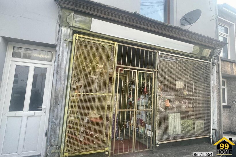 Llewellyn Street, Pentre, Rhondda... Retail property (high street) to rent - £400 pcm (£92 pw)