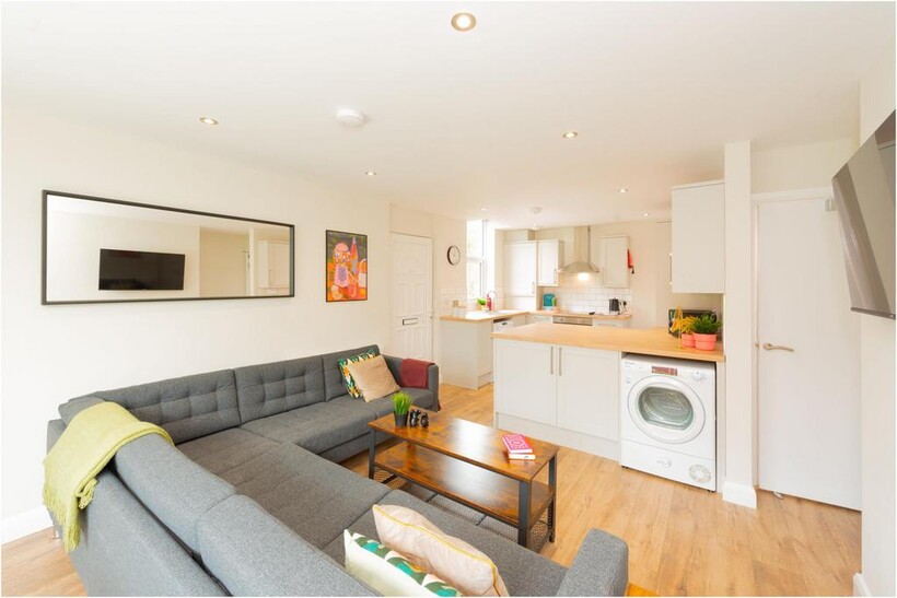 Graham Grove, Leeds LS4 6 bed house to rent - £3,562 pcm (£822 pw)