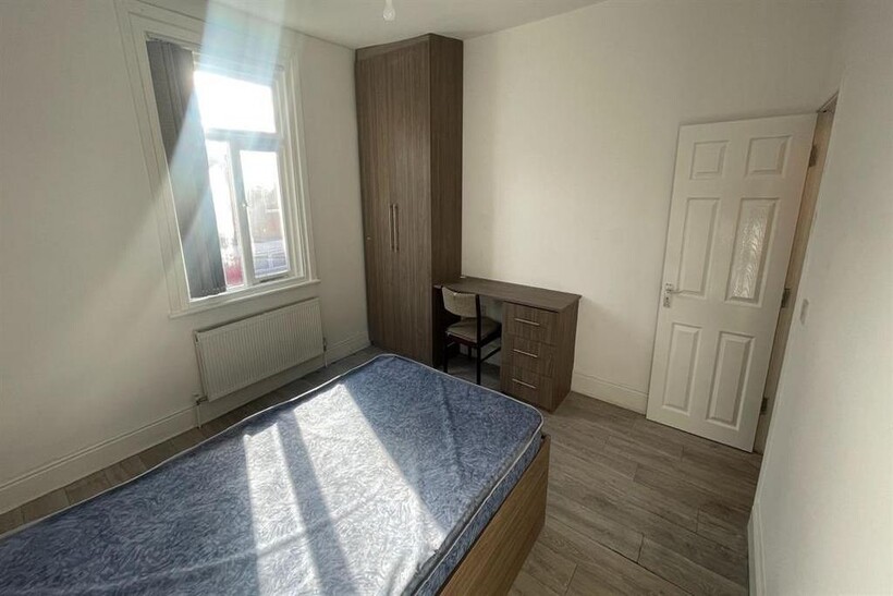 A bright and well-maintained double bedroom fea...