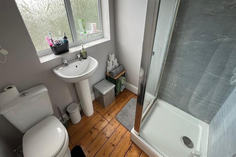 A modern and tidy bathroom suite featuring a to...