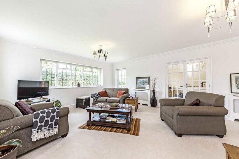 Coombe Lane West, Kingston Upon... 5 bed house to rent - £6,250 pcm (£1,442 pw)