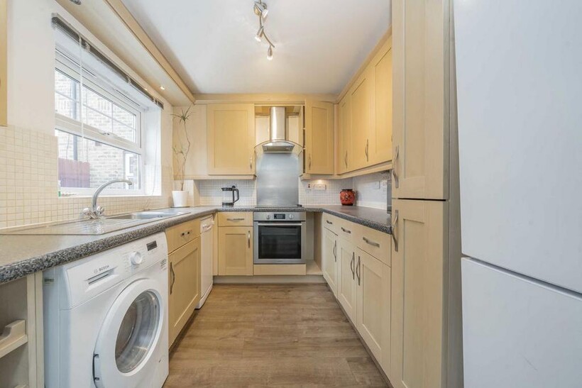 Lancaster Road, Barnet EN4 2 bed flat to rent - £2,045 pcm (£472 pw)