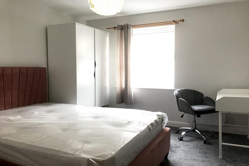 111 Riverside Drive - Bedroom2.jpg