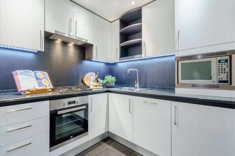 Fully Furnished  On-Site Amenities ... 2 bed apartment to rent - £3,870 pcm (£893 pw)