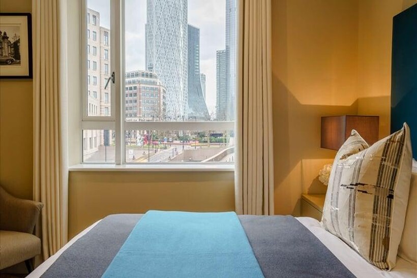 Fully Furnished  On-Site Amenities ... 2 bed apartment to rent - £3,870 pcm (£893 pw)