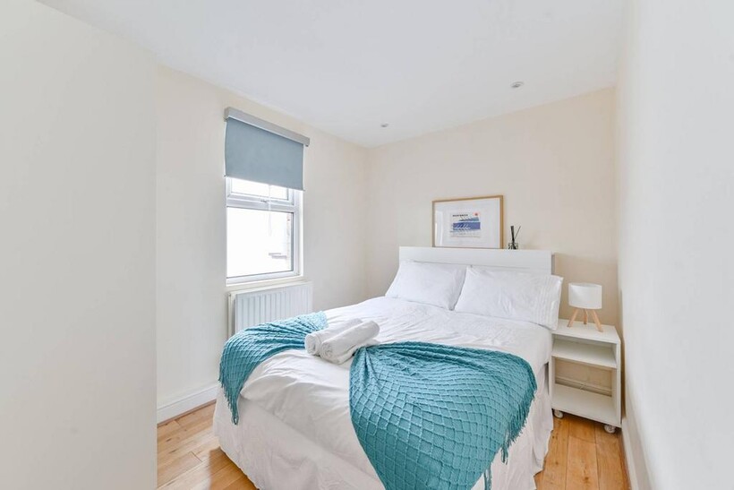 Falcon Road, Clapham Junction... 3 bed flat to rent - £3,600 pcm (£831 pw)