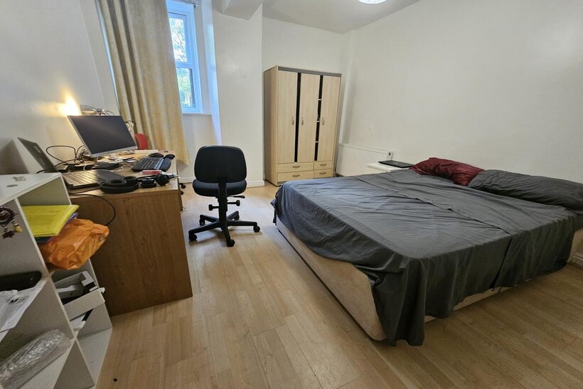 A well-maintained double bedroom featuring a co...