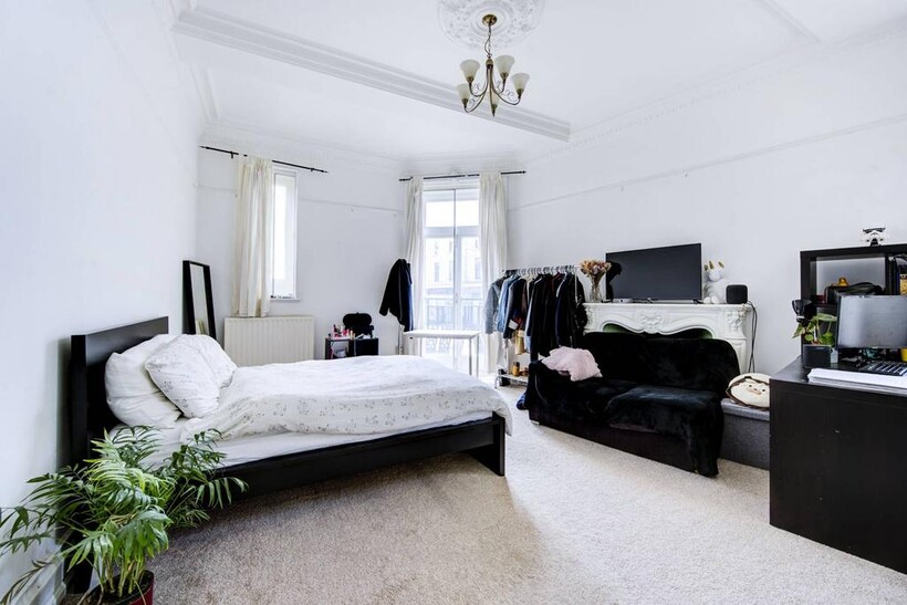 Earls Court Square, Earls Court... 4 bed flat to rent - £5,400 pcm (£1,246 pw)