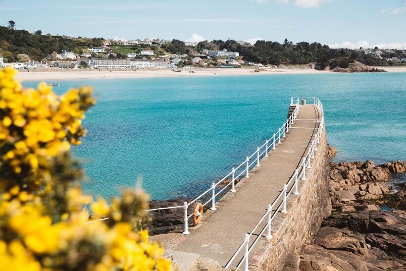 La Route de la Baie, St Brelade JE3 2 bed apartment to rent - £4,975 pcm (£1,148 pw)