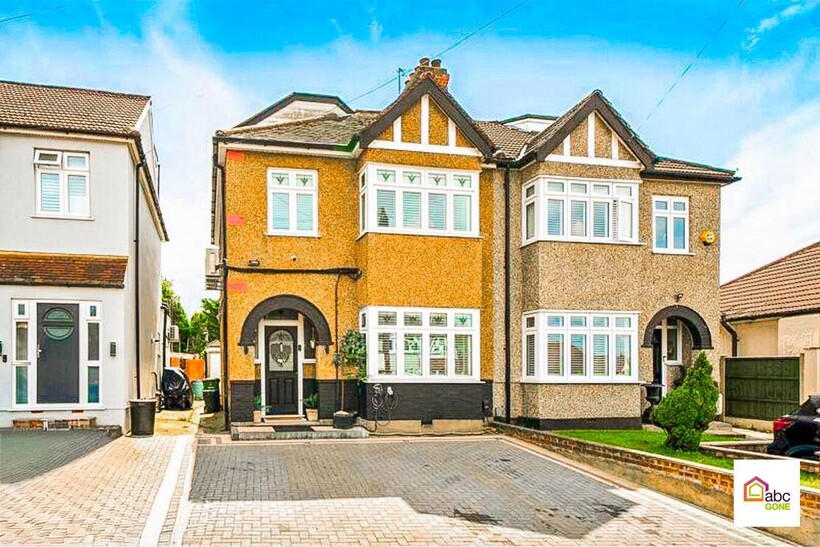 The Avenue, Hornchurch, RM12 4 bed semi-detached house to rent - £3,100 pcm (£715 pw)