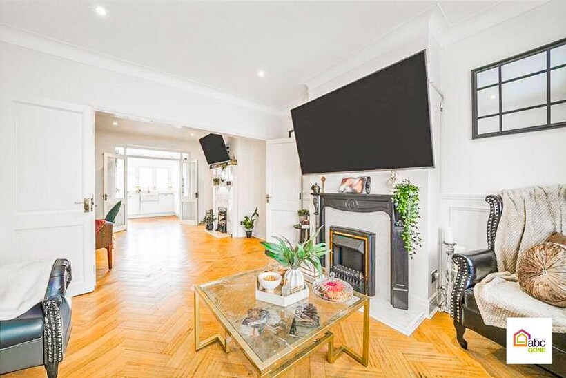 The Avenue, Hornchurch, RM12 4 bed semi-detached house to rent - £3,100 pcm (£715 pw)