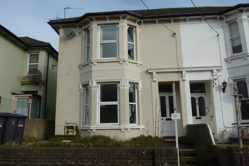 Station Approach East, Hassocks BN6 1 bed ground floor flat to rent - £990 pcm (£228 pw)