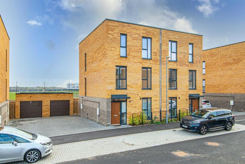 Olympic Crescent, Brooklands 5 bed townhouse to rent - £1,850 pcm (£427 pw)