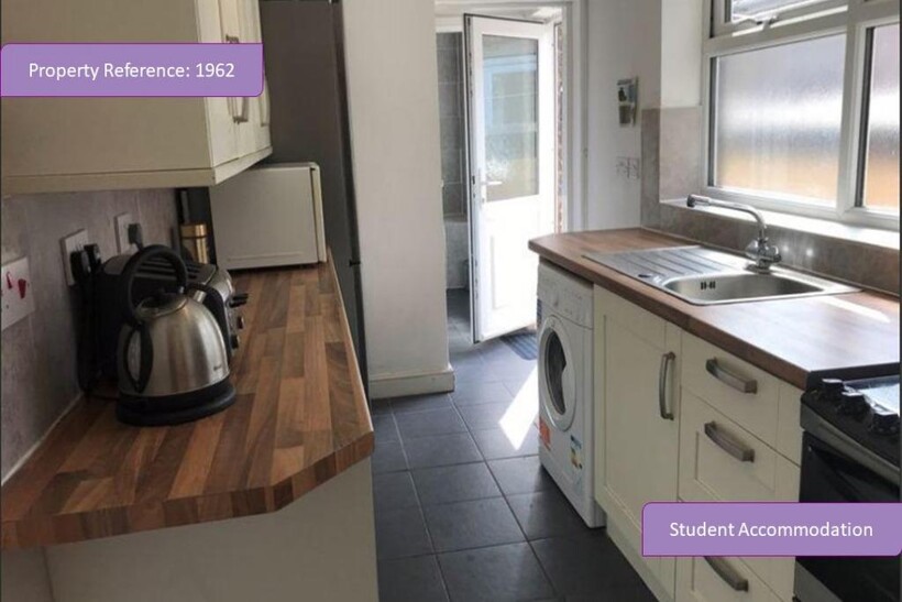 Carlton Road, Stoke-On-Trent ST4 3 bed house share to rent - £325 pcm (£75 pw)