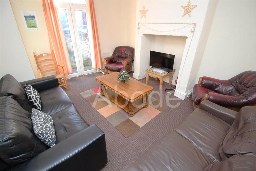 Royal Park Avenue, Hyde Park, Leeds 5 bed house to rent - £2,492 pcm (£575 pw)