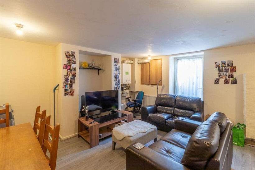 Royal Park Avenue, Hyde Park, Leeds 4 bed house to rent - £2,392 pcm (£552 pw)