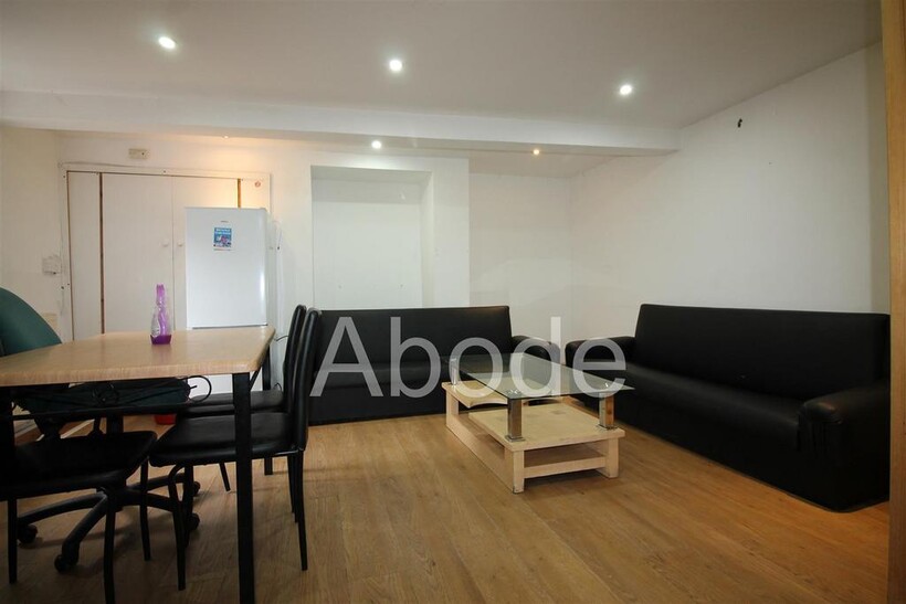 Royal Park Avenue, Hyde Park, Leeds 4 bed house to rent - £2,392 pcm (£552 pw)