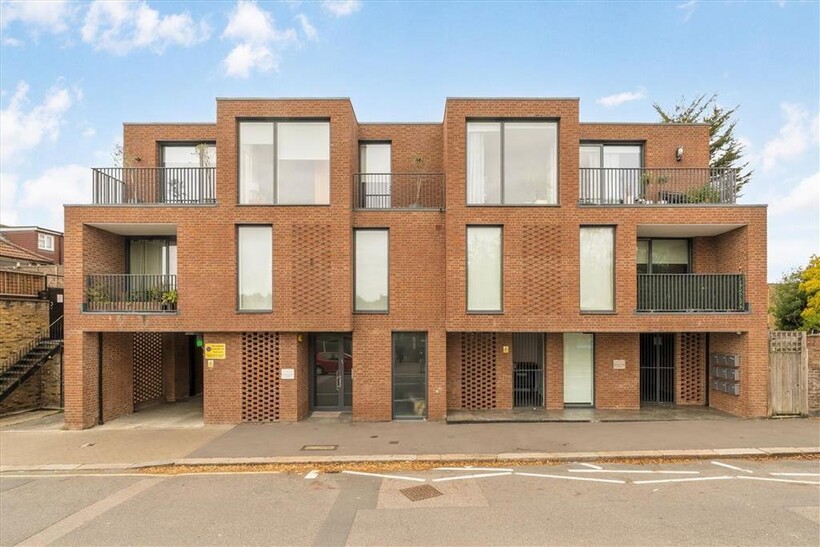Dersingham Road, London NW2 2 bed flat to rent - £2,496 pcm (£576 pw)