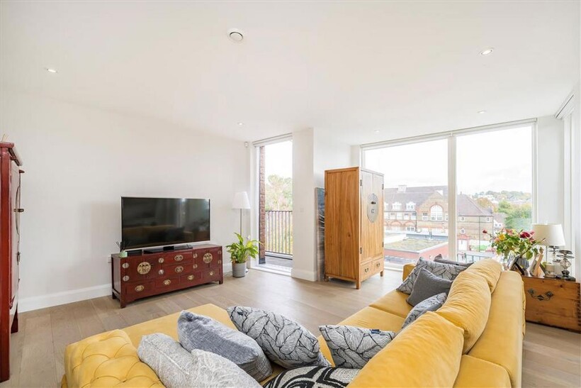 Dersingham Road, London NW2 2 bed flat to rent - £2,496 pcm (£576 pw)