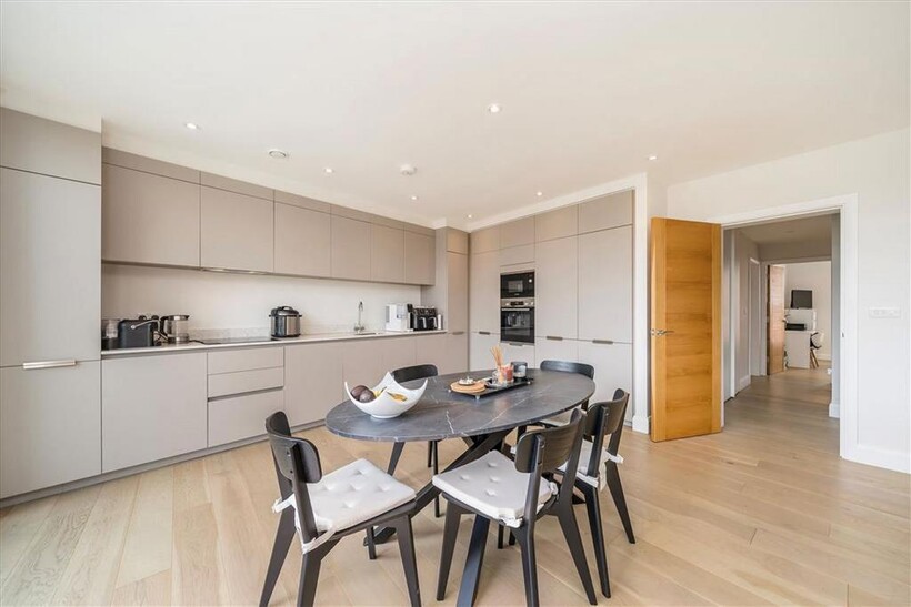 Dersingham Road, London NW2 2 bed flat to rent - £2,496 pcm (£576 pw)