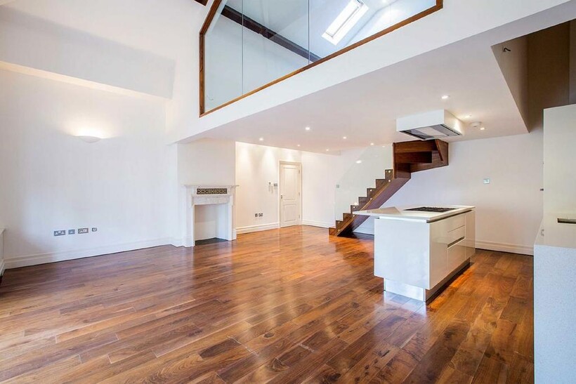 Wimbledon Park Side, Wimbledon 3 bed flat to rent - £4,395 pcm (£1,014 pw)