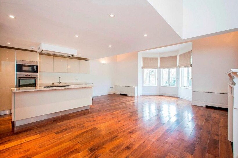 Wimbledon Park Side, Wimbledon 3 bed flat to rent - £4,395 pcm (£1,014 pw)