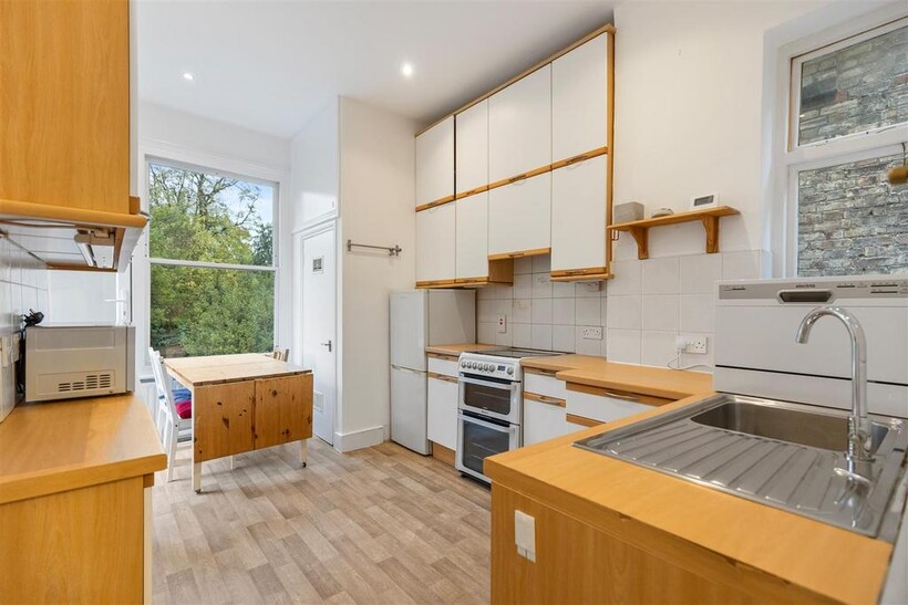 Minster Road NW2 2 bed flat to rent - £1,925 pcm (£444 pw)