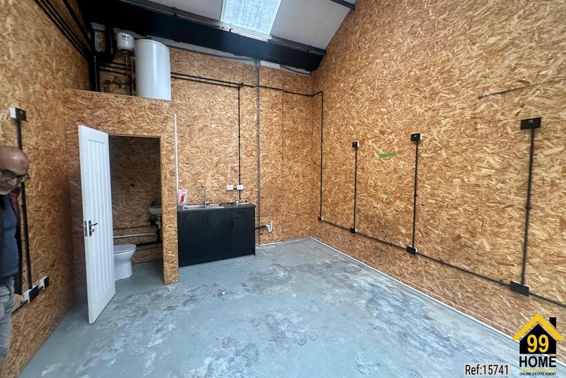 Hinton Road, Brixton, SE24 Retail property (high street) to rent - £1,167 pcm (£269 pw)