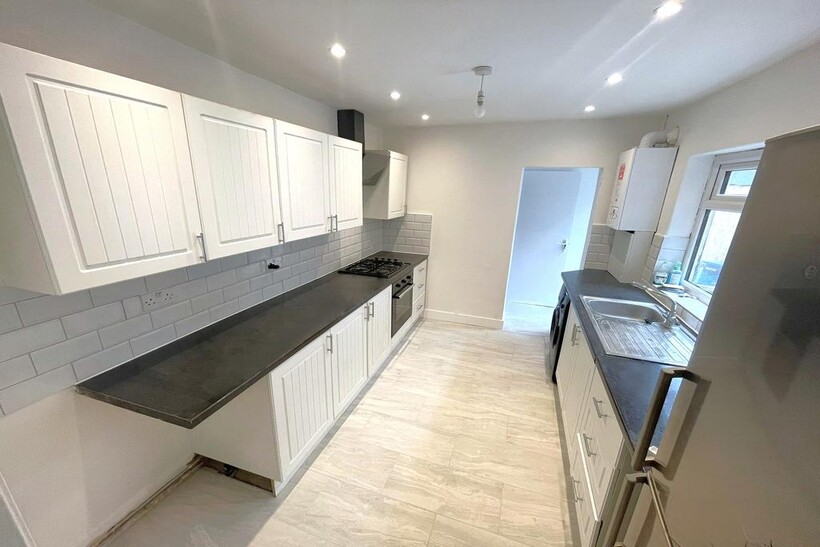 Goldsmith Avenue, London E12 4 bed terraced house to rent - £2,995 pcm (£691 pw)