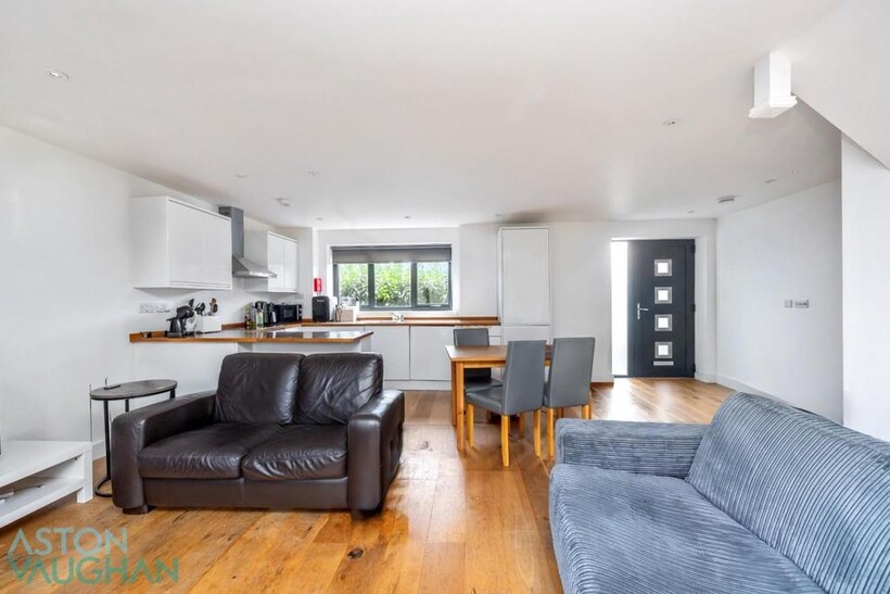Woodbourne Avenue, Brighton BN1 3 bed end of terrace house to rent - £2,686 pcm (£620 pw)