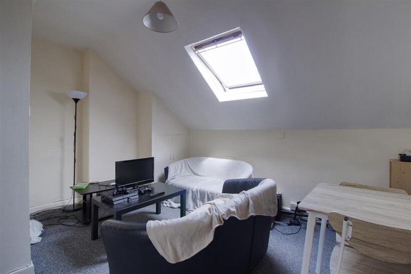 Flat 7 - 156 Otley Road, Oakwood... 2 bed flat to rent - £1,040 pcm (£240 pw)