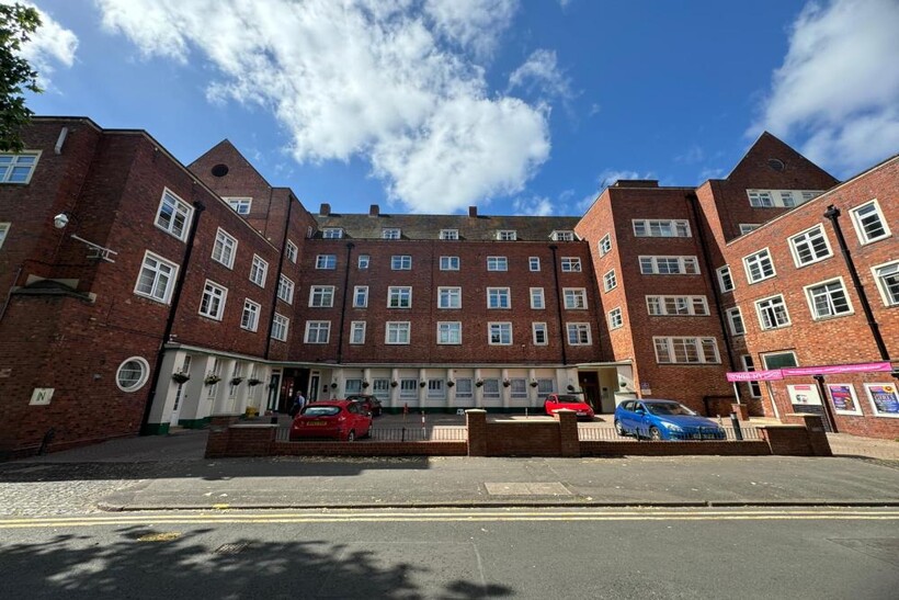 Friar Street Droitwich Spa WR9 8EB 1 bed flat to rent - £720 pcm (£166 pw)