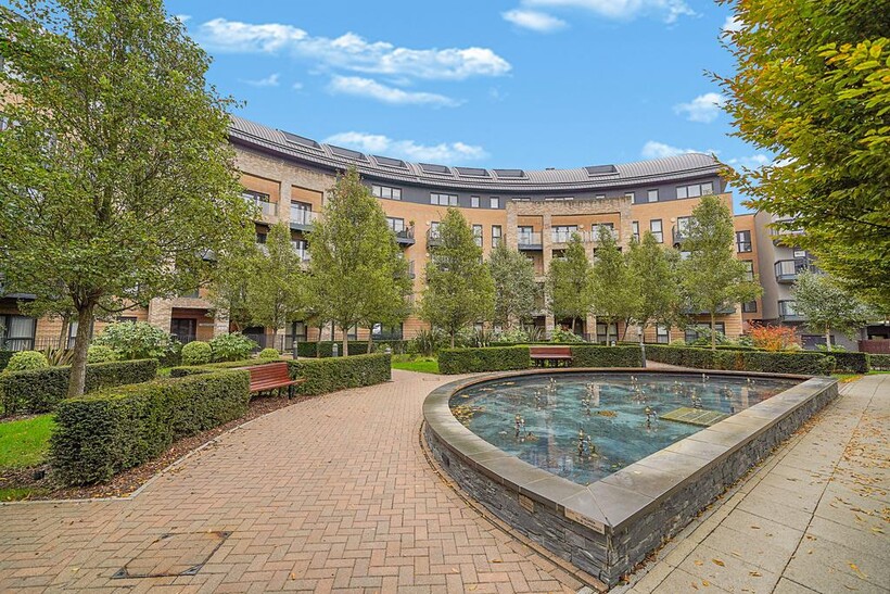 Howard Road, Stanmore HA7 2 bed apartment to rent - £2,395 pcm (£553 pw)