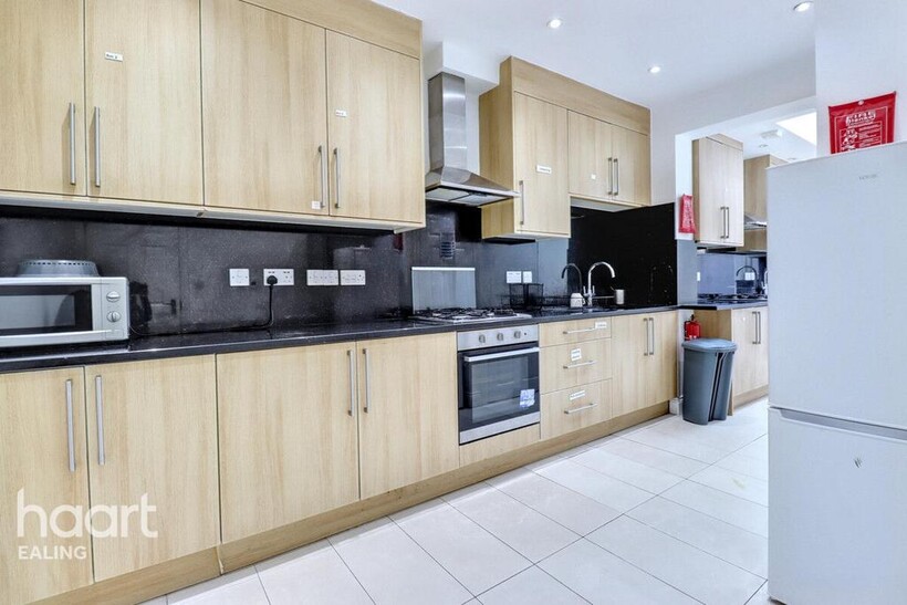 Uxbridge Road, SOUTHALL 7 bed semi-detached house to rent - £4,900 pcm (£1,131 pw)