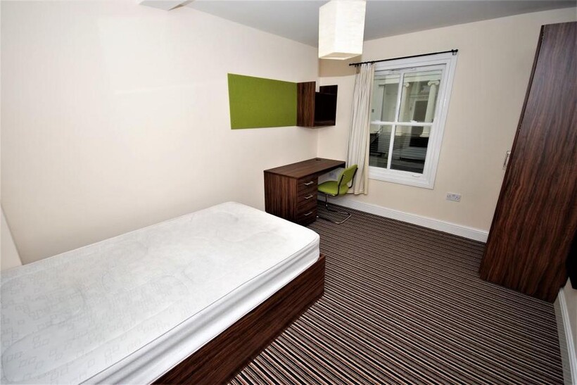 George Street, Leamington Spa 6 bed flat to rent - £2,790 pcm (£644 pw)