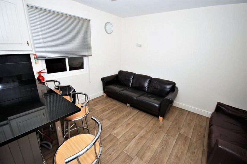 George Street, Leamington Spa 6 bed flat to rent - £2,790 pcm (£644 pw)