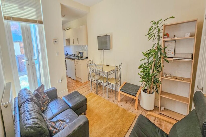 14 Carholme Road - Student House -... 3 bed terraced house to rent - £450 pcm (£104 pw)